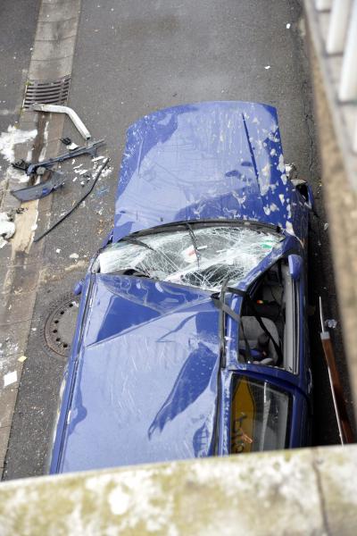 Pkw stuerzt von der Adenauerbruecke auf Firmengelaende